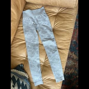 EUC GymShark light gray cammo seamless leggings XS